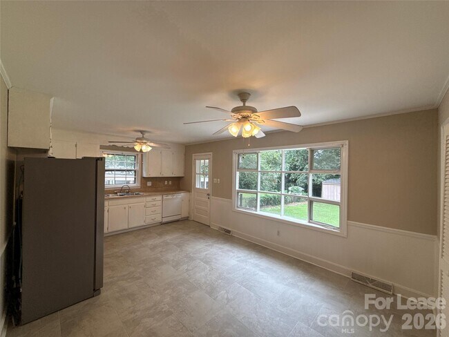 Building Photo - 1427 Churchill Dr