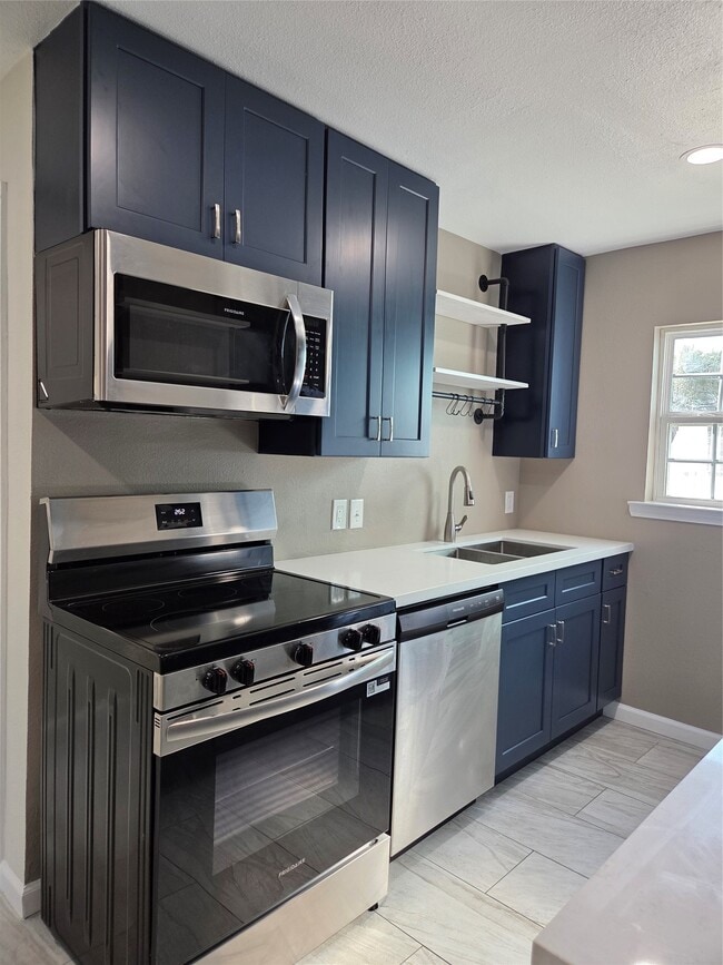 Building Photo - 619 13th St