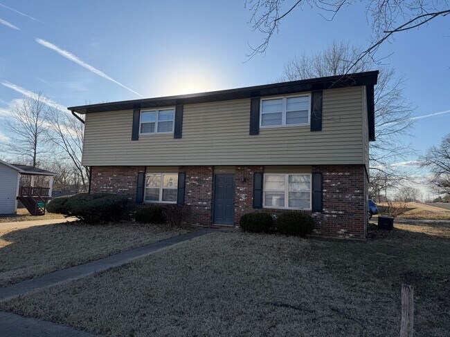 Building Photo - 2205 Warwick St