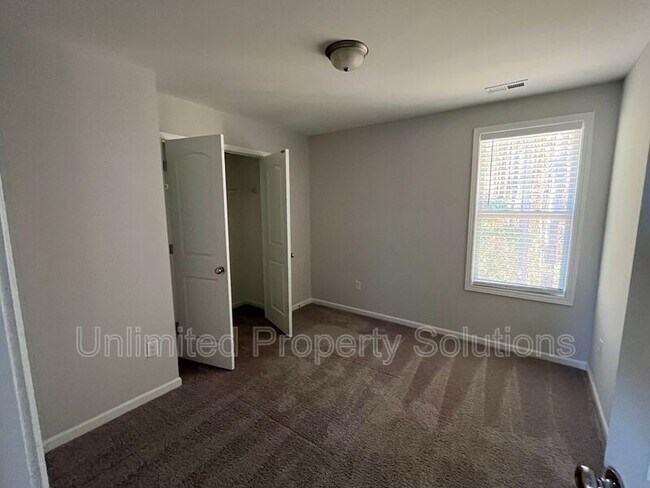 Building Photo - 1301 Putnam Dr