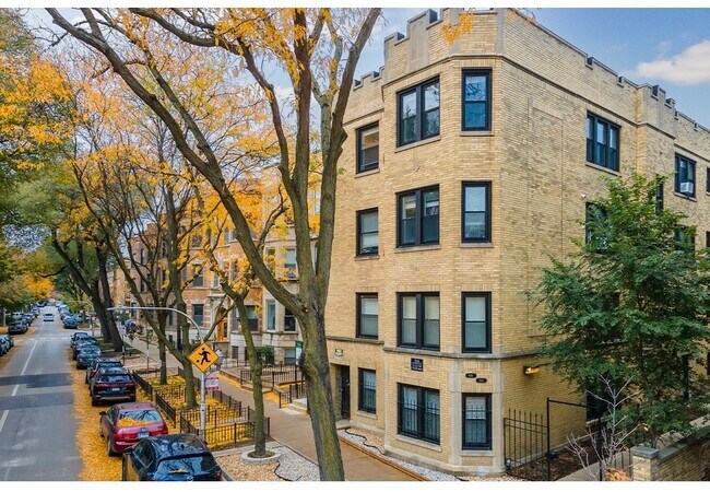 Foto del edificio - 648.5 W Roscoe St