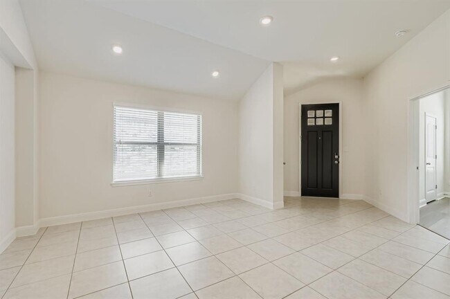 Building Photo - 1008 Sundrops St