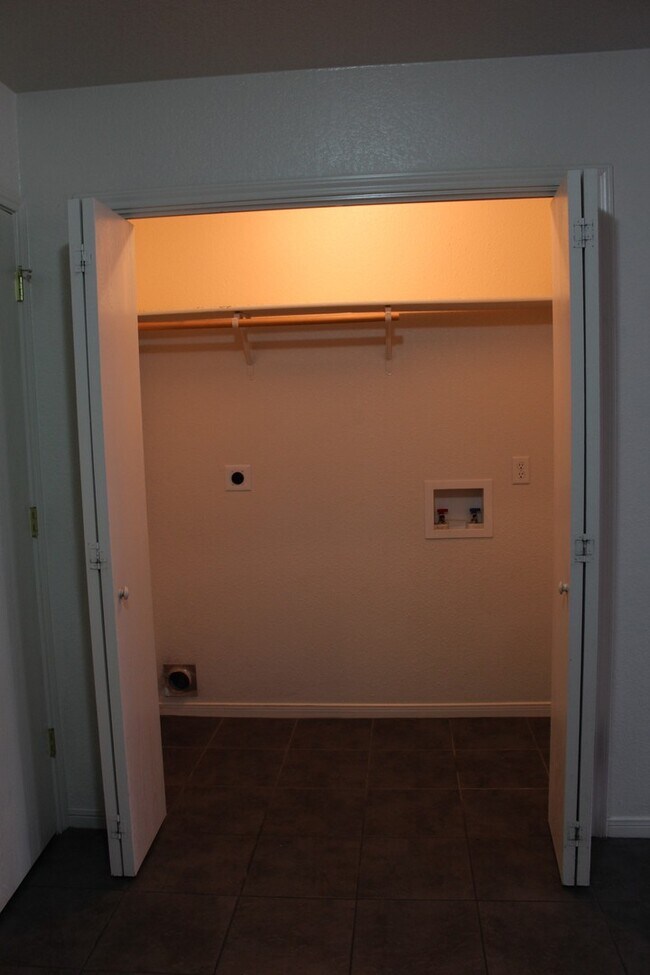 Foto del edificio - 406 Primrose Dr