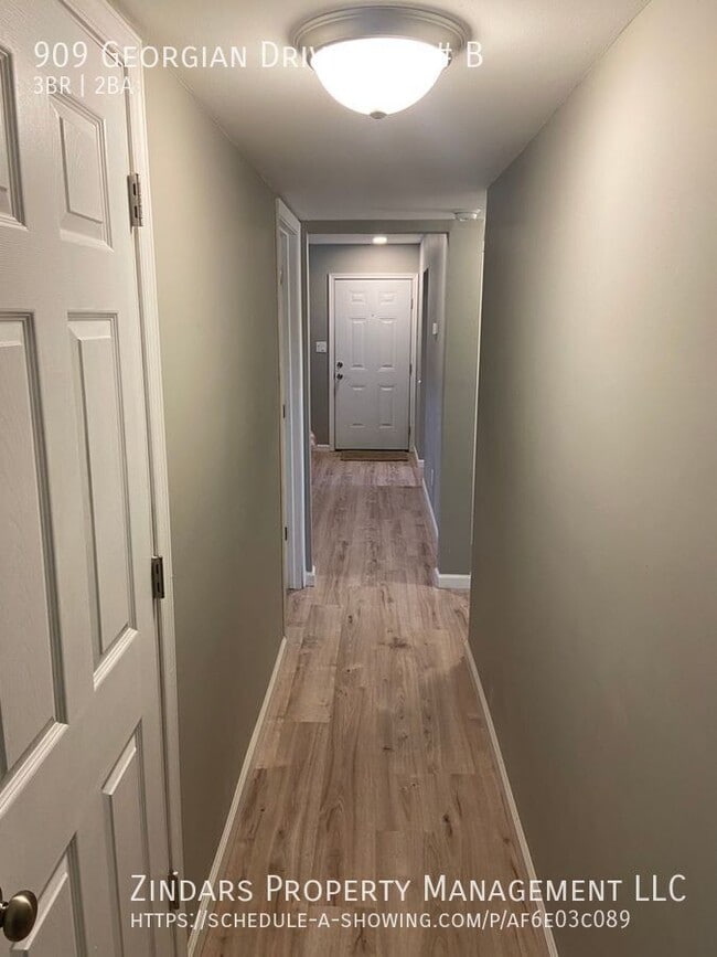 Building Photo - 909 Georgian Dr