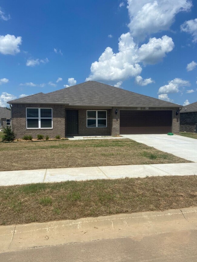 Foto del edificio - *March Rent FREE!* Four Bedroom | Two Bath Home in Conrad Court