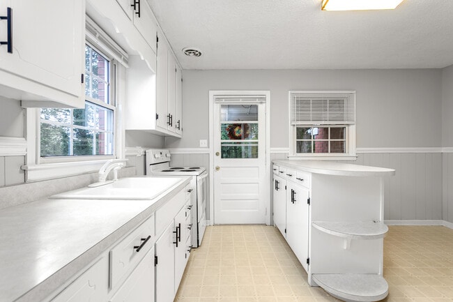 Building Photo - 345 Hale St