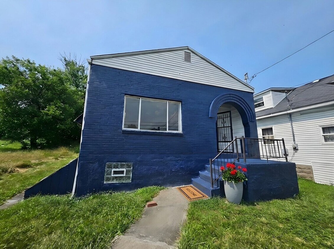 2Bed/1Bath Single Family Home in Clairton - 415 N 4th Street Clairton, PA 15025