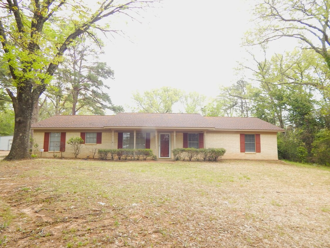 Foto principal - Lovely 3 Bedroom, 2 Bath House on 3 Acres ...