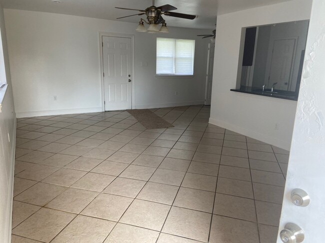 Living room - 317 E Magnolia Dr