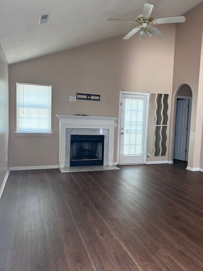 Building Photo - Available! Quaint Single Family Home