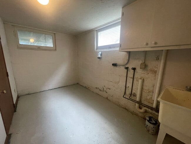 Building Photo - Home in Omaha for rent!