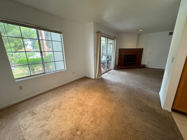 Building Photo - Alluring Two Bedroom and Bath unit in Bell...