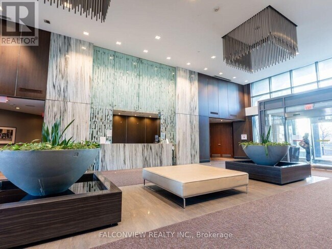 Photo du bâtiment - 215 Sherway Gardens Rd