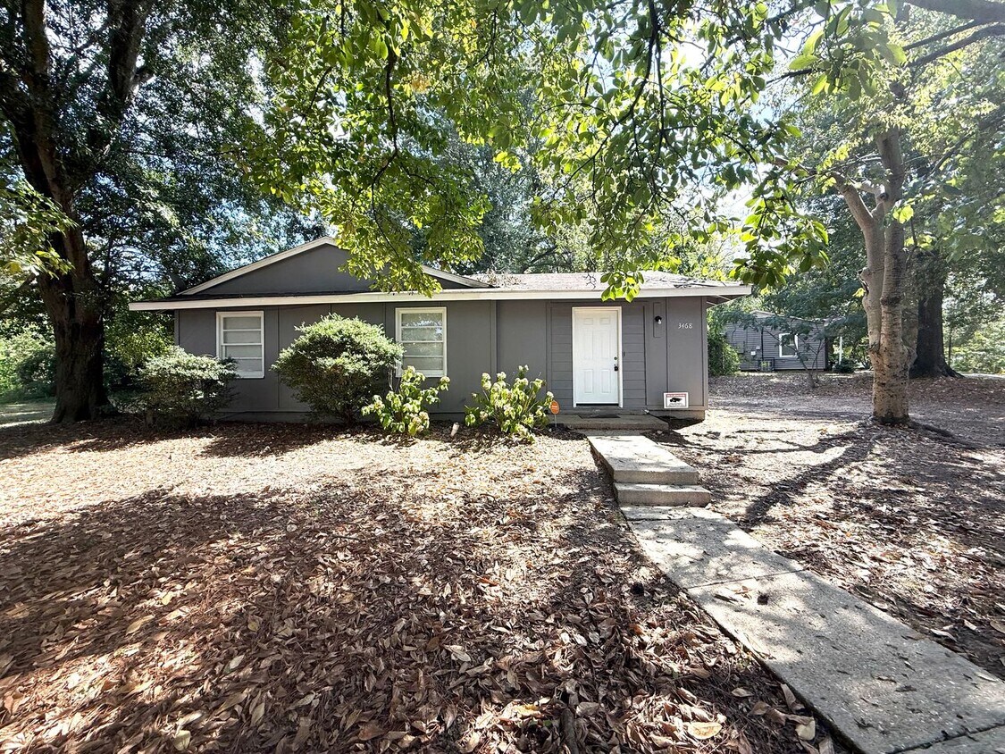 Foto principal - ** 3 bed 1 bath located in Forest Hills **...