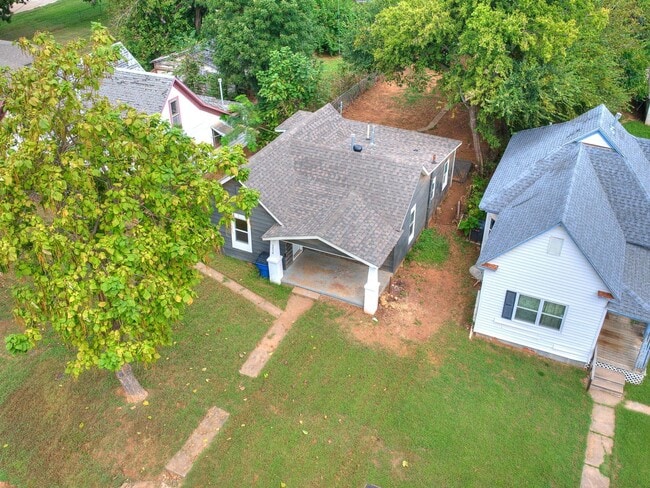Building Photo - Updated Cozy 2 Bed 1 Bath Home in Guthrie ...