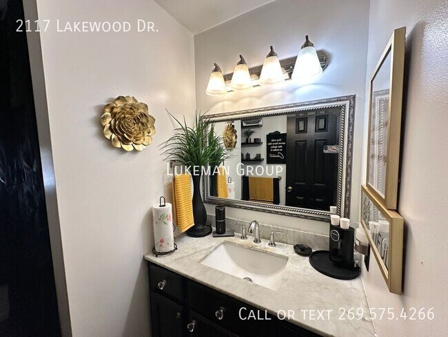 Building Photo - 2117 Lakewood Dr