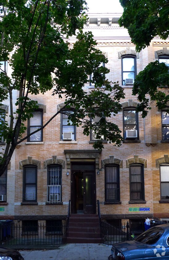 Foto del edificio - 1661 Cornelia St