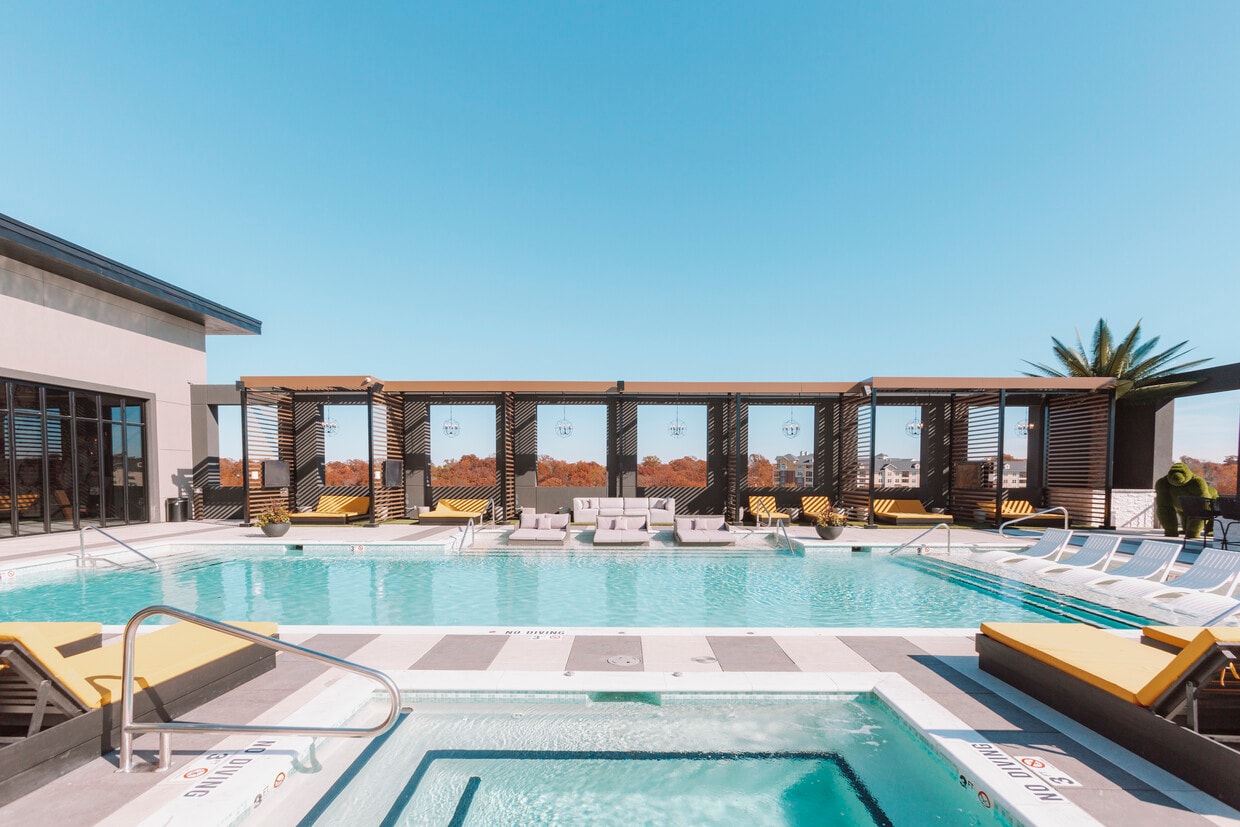 MCKENZIE | Resort Pool - Mckenzie