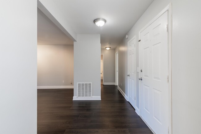 Building Photo - 7812 Renaissance Ct