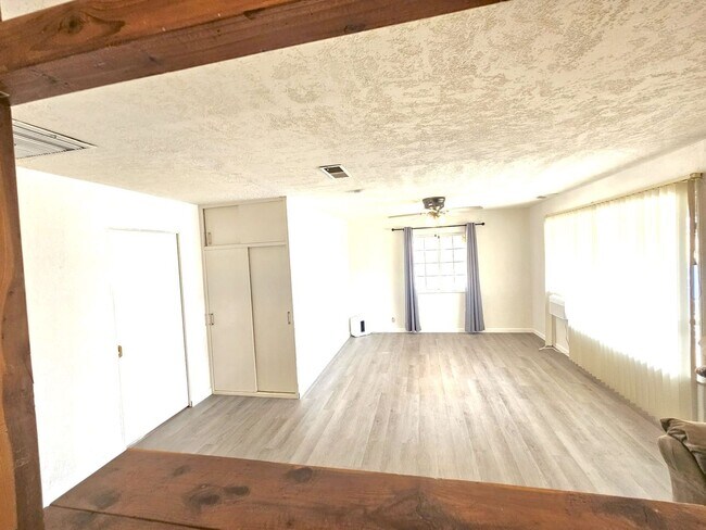 Foto del edificio - Unique 3 bedroom off 12th St. Great outdoo...