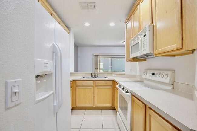 Foto del edificio - Beautiful 2/2.5 Cozy Townhome with a 1 Car Garage in the Gated Community of Victoria Pines - Orlando