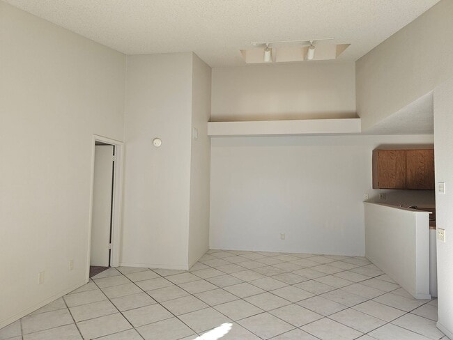 Building Photo - Cute Cimarron Bungalow!