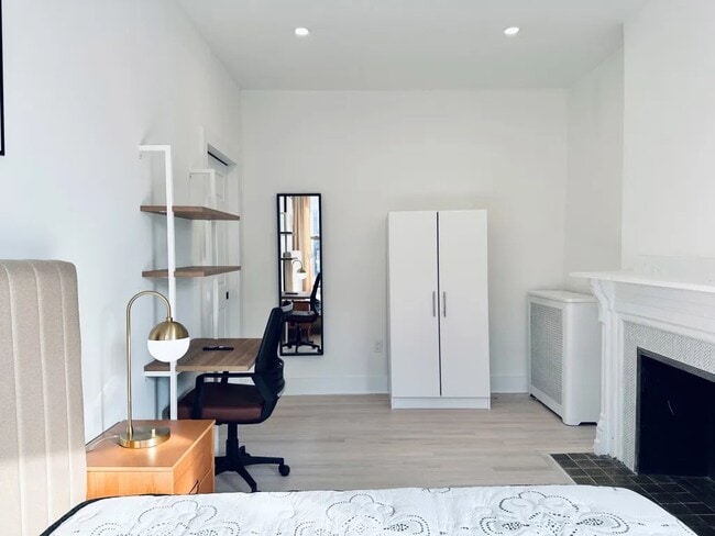 Building Photo - Furnished room/NOT APARTMENT