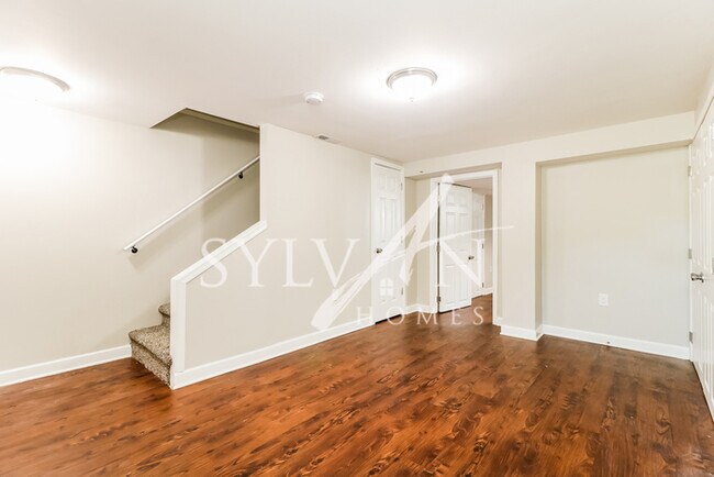 Building Photo - Don’t miss this unique  4 bedroom, 2 bathr...