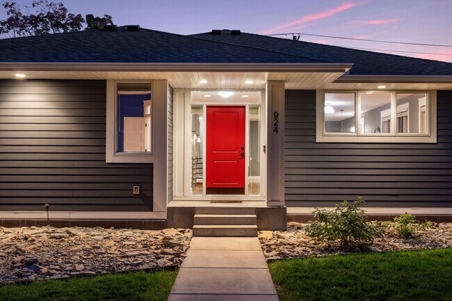 Ventanas de la serie Andersen 400. Porche delantero de 7'10" x 3;10". - 924 Eleanor Ave