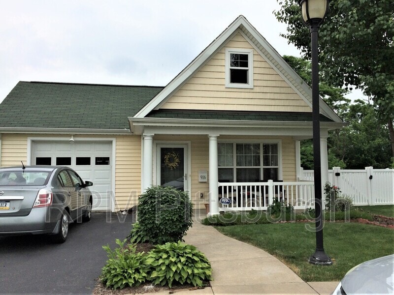 Primary Photo - 916 Etna Cir