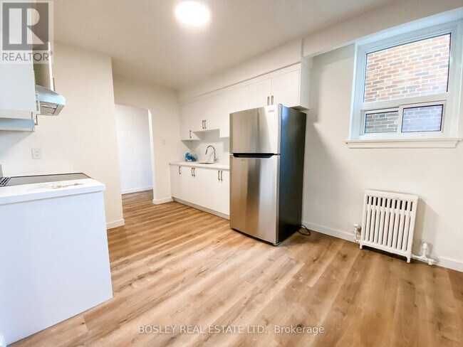 Building Photo - 2880 Keele St