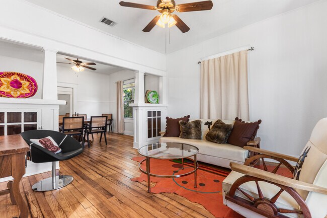 Foto del edificio - 2213 N Flores St