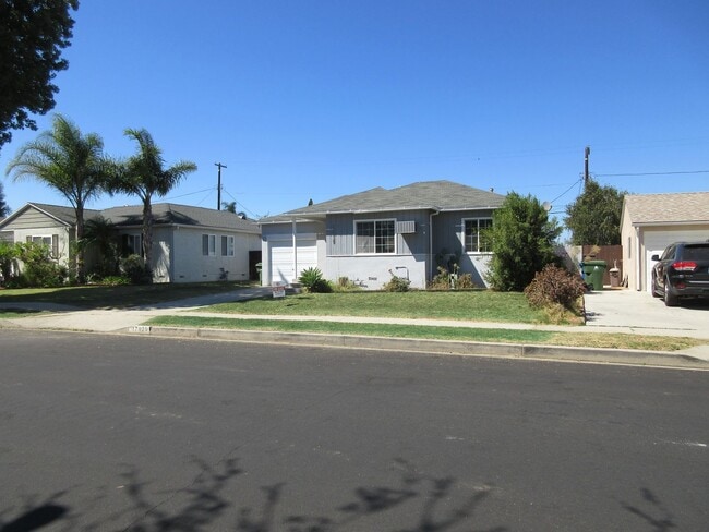 Building Photo - Newly renovated Encino Park 2 bed 1 bath