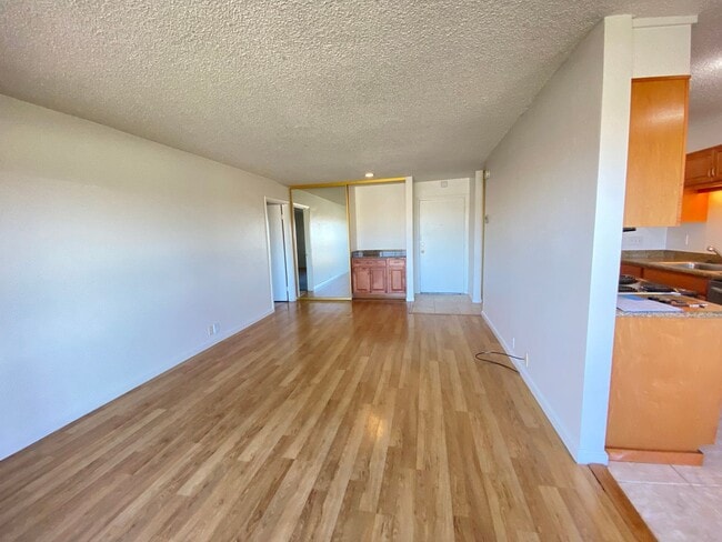 Building Photo - Pacific Beach Condo! 2 BEDROOM 2 BATH with...