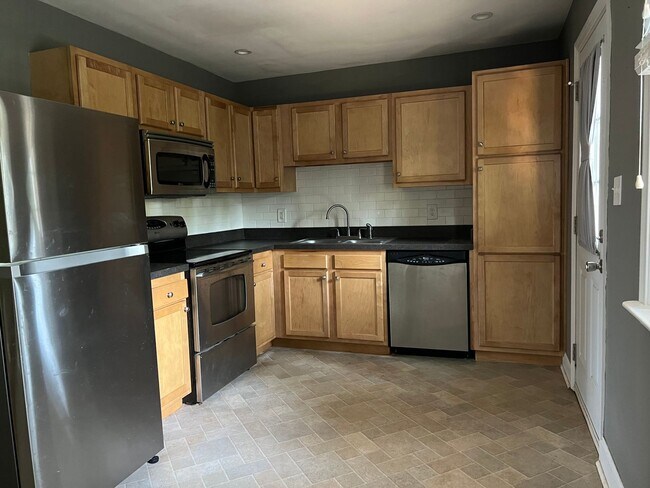 Foto del edificio - 3 bedroom 1 bath house & 1 car Garage