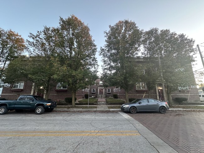 Building Photo - Walnut Manor Apartments