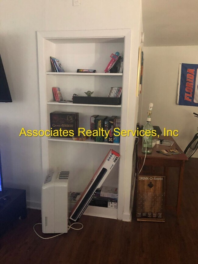 Foto del edificio - Four Bedroom, 2 bath 2,241 SF