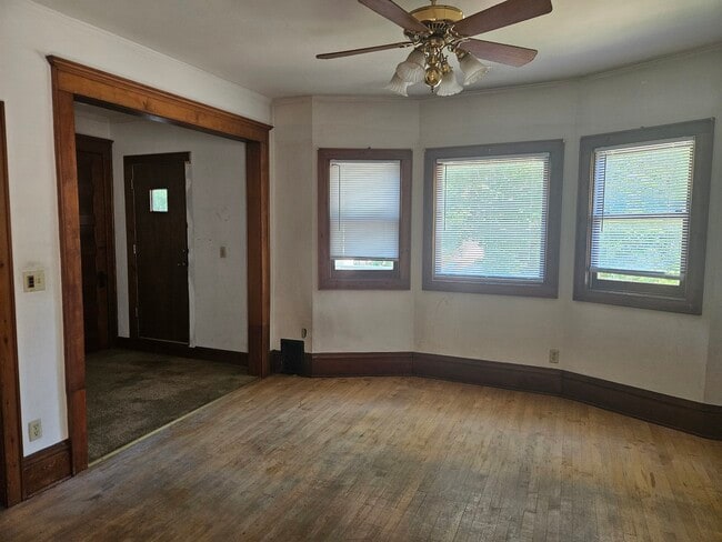 Foto del edificio - 2567 N Frederick Ave