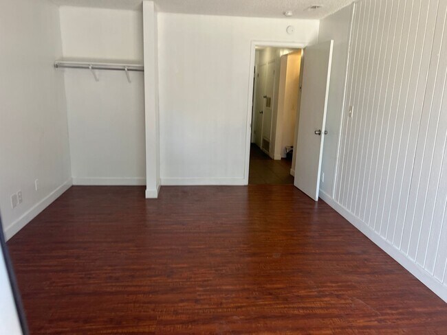Foto del edificio - Amazing Room Downtown Renovated/Fireplace/Balcony/View