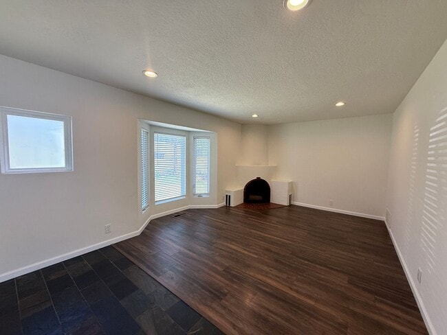 Building Photo - Amazing 3 Bed La Crescenta Home!