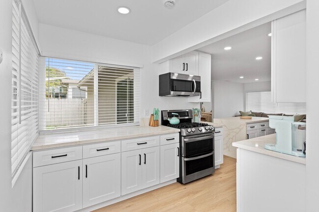 Foto del edificio - Major upgrades coming before move in!