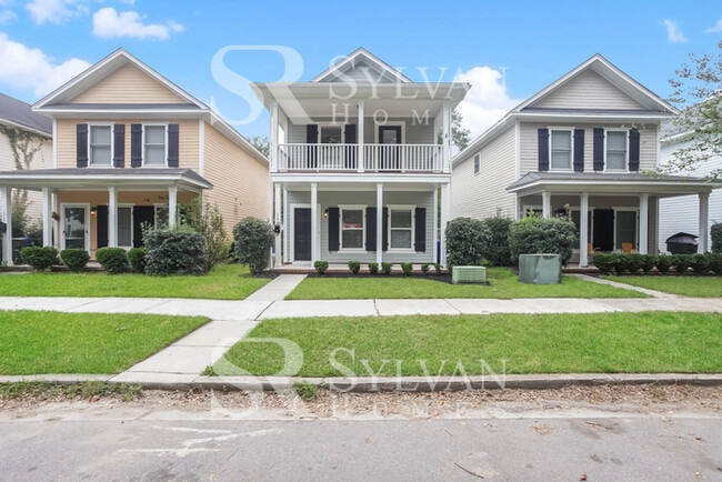 Building Photo - Charming 3 BR, 2.5 BA home awaits new residents