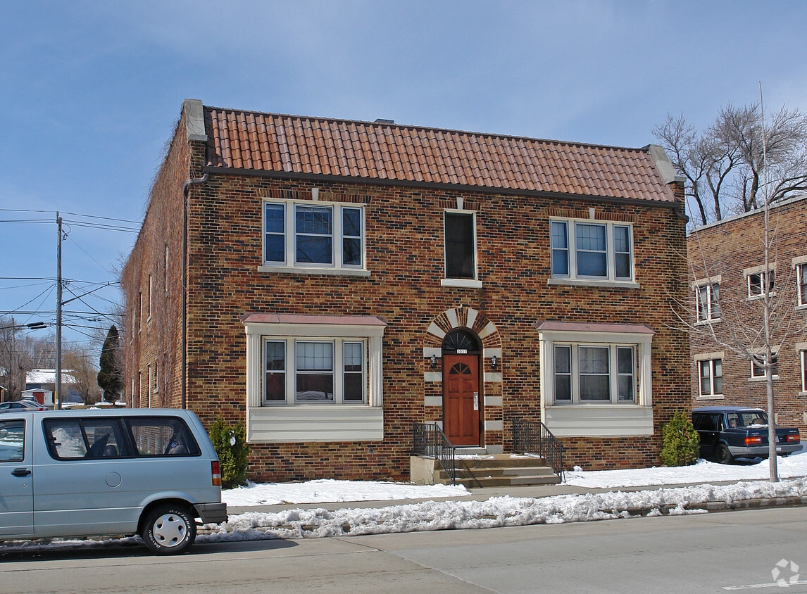 3059 S Howell Ave Apartments in Milwaukee, WI
