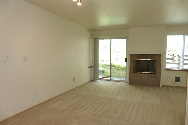 Building Photo - 2244
