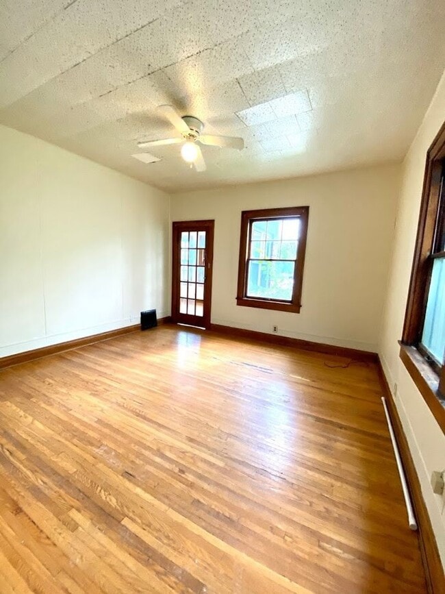 Building Photo - ***AVAILABLE AUGUST 2027***5 Bed 2 Bath Ho...