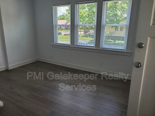 Building Photo - 408 Corwin Ave