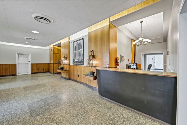 Puerta principal - Cornell Arms Apartments