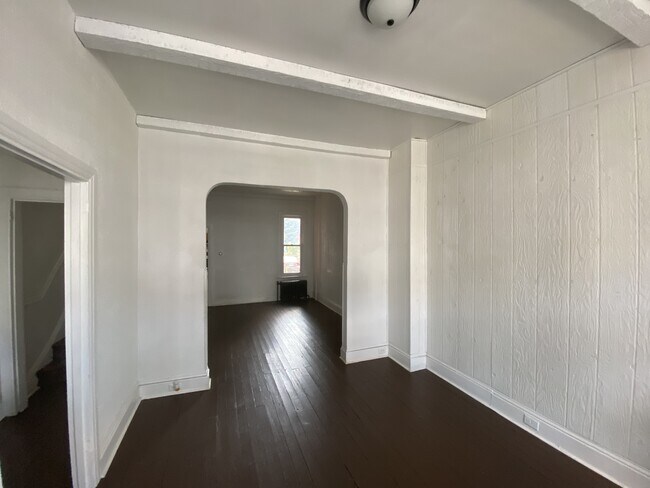 Building Photo - 750 W Poplar St