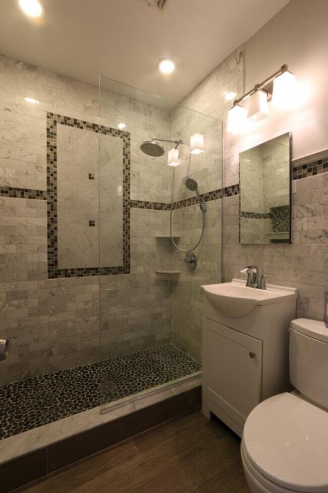 Building Photo - Spacious, Recently Renovated 6-bed/2-bath Available 9/1/26!