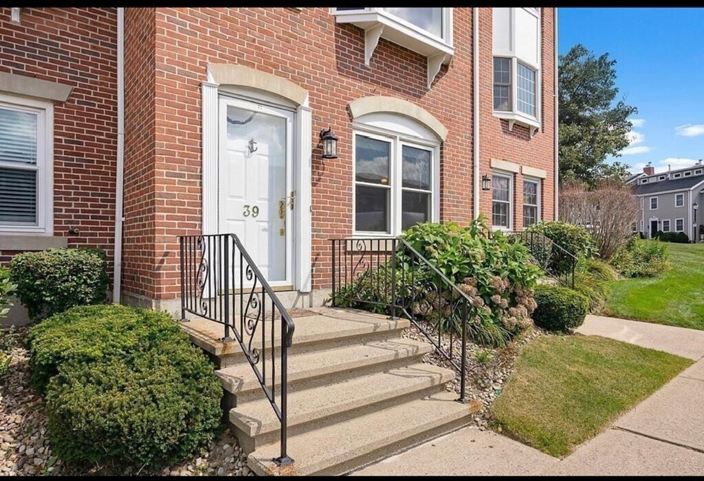 39 Breakwater Dr, Chelsea, MA 02150 Townhome Rentals in Chelsea MA